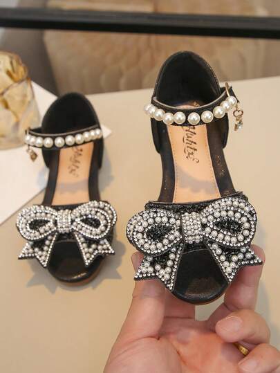 儿童凉鞋一双，尺码可选小号/中号/大号，饰有水钻、珍珠、蝴蝶结，PU拼接圆头平底鞋，适合日常穿着、舞蹈、户外活动、节日庆典、派对等场合，闪亮公主鞋，适合春夏秋季穿着。