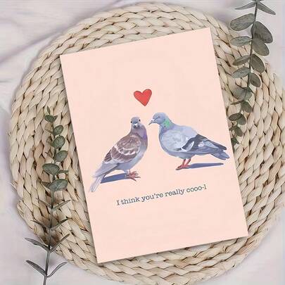 1张“我觉得你真的太酷了”鸽子情侣情人节贺卡，趣味双关主题贺卡——水彩鸽子情侣插画，俏皮的“酷”字双关语，柔和的粉色背景点缀着红色爱心，精美的情人节贺卡，附信封，内页空白可供书写个人留言，是情人节向伴侣表达轻松、古怪爱意的完美礼物，融合了可爱魅力和俏皮幽默的精美贺卡。