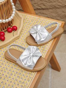 2026春夏新款银色雏菊闪亮钻石女童凉鞋，软底防滑趾带平底凉鞋，适合度假、宴会、上学等场合，百搭仙女鞋 - 銀色 - 查看 4