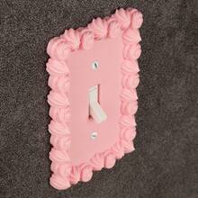 1 cái ốp công tắc điện màu hồng ren kiểu kem, trang trí bảng điều khiển điện tường nữ tính, trang trí ổ cắm điện dễ thương, kèm ốc vít, không cần nguồn điện. - Nhiều màu - Xem 5