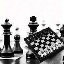 1套迷你便携折叠国际象棋套装，策略棋盘游戏，塑料材质，适合休闲、娱乐、家庭聚会、小型派对、旅行、居家游戏、节日礼物、互动游戏、国际象棋、便携式国际象棋，是新年、情人节、复活节、感恩节礼物、游戏之夜的完美之选！ - 黑白 - 查看 3