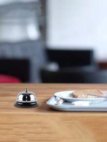 1 szt. retro dzwonek serwisowy UUD z powłoką antykorozyjną + 1 szt. podkładka z samoprzylepnymi karteczkami - kompaktowy dzwonek biurkowy z błyszczącą chromowaną powierzchnią i szeroką antypoślizgową podstawą, głośny i wyraźny dzwonek serwisowy + zestaw wymiennych karteczek samoprzylepnych, wielofunkcyjne całoroczne narzędzia alarmowe do recepcji hotelowej/stołów restauracyjnych/domowych brzęczyków do gier/imprez świątecznych/biura/domu, dzwonek w stylu retro i zestaw karteczek samoprzylepnych do codziennego użytku - Wielokolorowe - Zobacz 6