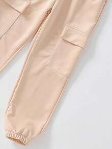 2 件套青少年男孩字母印花拼布 Polo 衫和工装裤套装，长袖，休闲，舒适，厚实，时尚街头风格，适合秋冬季