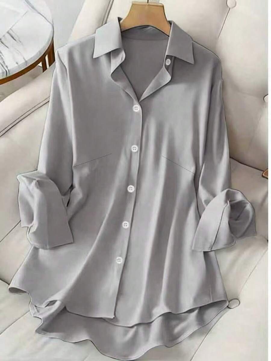 大码女士休闲灰色衬衫，采用柔软舒适、轻盈透气的涤纶面料，略带弹性，尺码宽松，适合春夏穿着，可叠穿或日常、办公、工作、度假等场合。