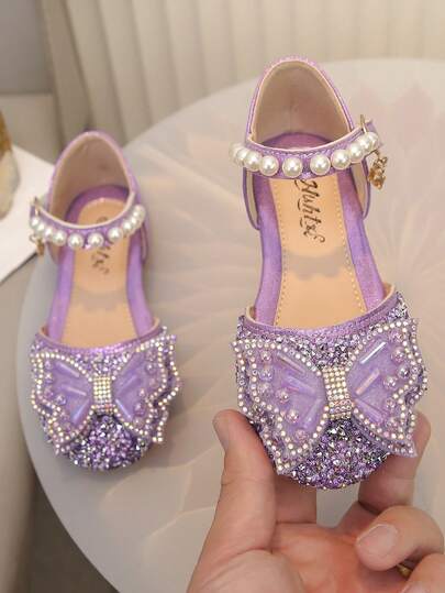 儿童凉鞋一双，尺码可选小号/中号/大号，饰有水钻、珍珠和蝴蝶结，采用磨砂PU拼接圆头设计，适合日常穿着、舞蹈、户外活动、节日庆典和派对等场合，闪亮露趾公主鞋，适合春夏秋季穿着。