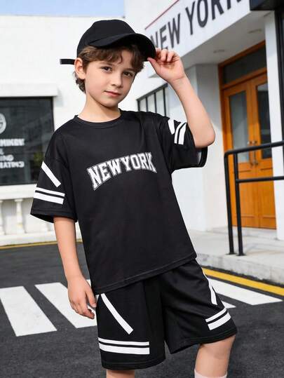 Set de 2 piezas de ropa casual de estilo minimalista retro para niño preadolescente: Camiseta de manga corta con cuello redondo y estampado gráfico de la letra "NEW YORK" en bloques de color a rayas, y pantalones cortos holgados. Adecuado para actividades al aire libre, vuelta al colegio, ir al trabajo, reuniones sociales, primavera/verano