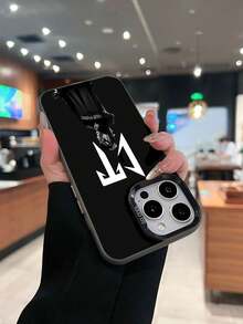 Rapero en un escenario con una actuación en blanco y negro. Esta elegante funda es compatible con los modelos  17, 16, 15, 14 Pro Max, 13, 12, 11, XR y XS Plus. Fabricada en silicona TPU, ofrece protección contra golpes y caídas, además de una sensación superior. Es un regalo ideal para familiares, amigos y seres queridos, y una opción perfecta para Año Nuevo. - Negro - Ver 4