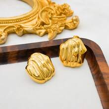 1pc 18K Gold Plated Stainless Steel Twisted Pattern Stud Earrings, Fashionable & Unique, Suitable For Women's Daily Wear - Irregular Folds - View 2