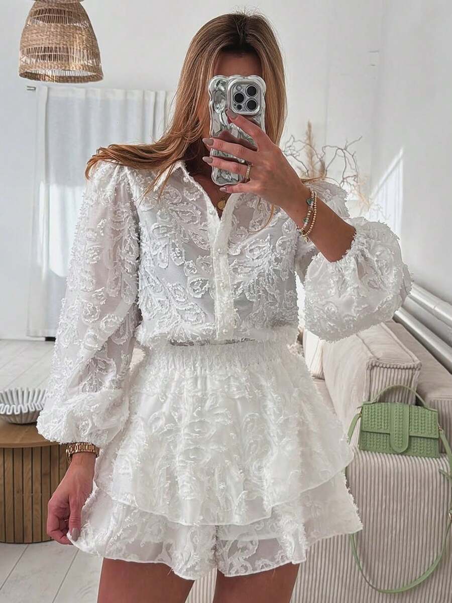 Bộ đồ nữ Vusalt mùa xuân tối giản, phong cách công sở, chất liệu jacquard, mỏng nhẹ, tay dài, cổ bẻ, cài nút, phối cùng chân váy ngắn xếp ly, thích hợp cho ngày Valentine, kỳ nghỉ biển, dã ngoại, các dịp thường ngày. Áo sơ mi trắng phù hợp cho đi làm hàng ngày, công sở, đi học. - trắng - Xem 1