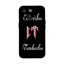 Logotipo de Corridos Tumbados con un perezoso. Esta elegante funda es compatible con los modelos  17, 16, 15, 14 Pro Max, 13, 12, 11, XR y XS Plus. Fabricada en silicona de vidrio, ofrece protección contra golpes y caídas, además de una sensación superior. Es un regalo ideal para familiares, amigos y seres queridos, y una opción perfecta para Año Nuevo. - Negro - Ver 2