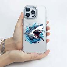 Tiburón furioso con la boca abierta en el agua. Esta elegante funda es compatible con los modelos  17, 16, 15, 14 Pro Max, 13, 12, 11, XR y XS Plus. Fabricada en silicona TPU, ofrece protección contra golpes y caídas, además de una sensación superior. Es un regalo ideal para familiares, amigos y seres queridos, y una opción perfecta para Año Nuevo. - transparente - Ver 5