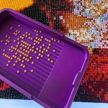 钻石画船形托盘 - 一款全新的钻石画工具，表面印有图案和字母，采用全封闭式设计，防止钻石脱落。配有耐用的塑料盒，方便展示和收纳。 - 彩色 - 查看 9