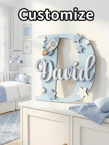 个性化木质姓名牌，带有首字母和可爱图标，适合儿童房装饰；可定制宝宝姓名墙牌，是儿童生日的理想之选，也是送给家人和朋友的完美礼物。