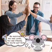 这款活力四射的考拉毛绒玩具可以作为毕业礼物送给女儿、青少年、男孩或女孩。它也是母亲节、教师节、父亲节、生日、乔迁之喜、圣诞节、情人节、礼物交换或送给同事的绝佳选择。它已成为一种独特而富有创意的增进友谊的方式。 - 彩色 - 查看 8