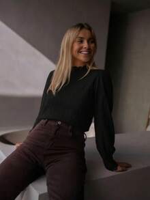 女士休闲优雅宽松蕾丝衬衫，适合日常穿着、约会、下午茶等场合。精致的花卉图案增添柔美气息，春夏穿着，尽显清新优雅。搭配半裙，打造甜美风格，是与朋友聚会或周末购物的理想之选。 - 黑色 - 查看 4