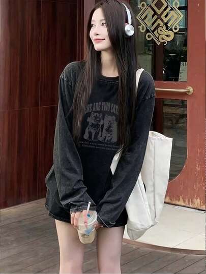 女士休闲复古水洗字母和可爱猫咪图案印花圆领长袖宽松套头T恤，适合春秋季度假穿着，黑色