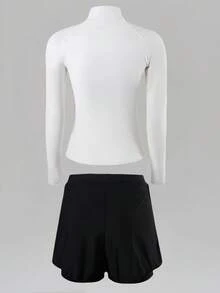 Traje de baño de dos piezas minimalista en blanco y negro para mujer, traje de baño de manga larga premium, conjunto 2 en 1 de falda de playa y pantalones cortos, adecuado para nadar y ciclismo - Blanco y Negro - Ver 2