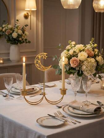 一套双烛台，采用星月设计。主体饰有雕刻镂空的月牙和星星，搭配黑色金属框架和两个烛托，组成烛台。