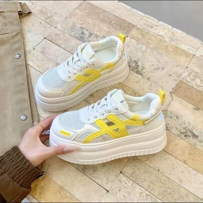 Zapatos de entrenamiento alemanes para mujeres con suela gruesa que aumentan la altura 2025, nuevos zapatos blancos de malla transpirable para el verano, zapatos deportivos casuales estilo