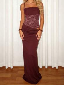 Elegant bodycon maxiklänning med spaghettiband och kontrasterande spetspanel, perfekt för festkvällar - Bourgogne - Visa 12