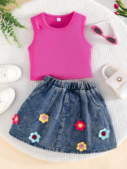 两件套小女孩甜美可爱春夏套装，罗纹纯色镂空肩吊带背心+立体花朵装饰假口袋松紧腰牛仔裙，休闲日常穿着