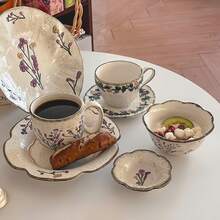 法式复古葡萄藤浮雕陶瓷杯碟套装，浅浮雕工艺，独特图案设计，咖啡杯碟套装，下午茶杯碟套装，饮料杯，拿铁杯，小吃盘，适合日常使用，家居、餐厅、咖啡馆等场所，亦可作为礼品赠送。