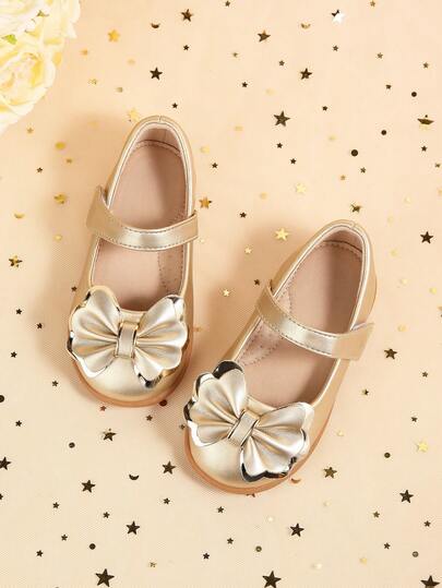 Eleganta platta skor med rosettdekoration för småbarnsflickor, lämpliga för mysig inomhusfestklänning med familj