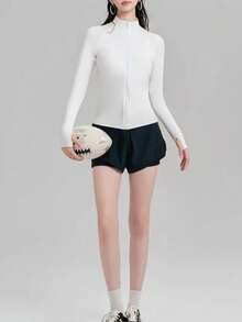 Traje de baño de dos piezas minimalista en blanco y negro para mujer, traje de baño de manga larga premium, conjunto 2 en 1 de falda de playa y pantalones cortos, adecuado para nadar y ciclismo - Blanco y Negro - Ver 5