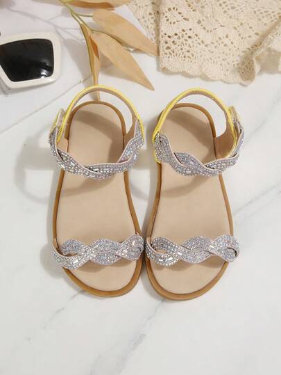 2025夏季新款女童公主风甜美3D立体花朵编织凉鞋，米色仿皮露趾金属搭扣休闲凉鞋，舒适柔软鞋底，方便穿脱，适合日常、上学、派对、海滩、度假等场合，流行的波西米亚风儿童凉鞋，柔软鞋底不磨脚，是理想的节日礼物