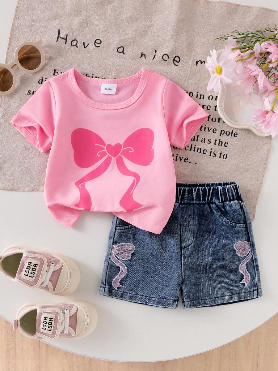 مجموعة طفلة 2 قطعة: ملابس علوية قصيرة الأكمام بياقة مستديرة مطبوعة بفيونكة وشورت جينز مطرز بفيونكة - وردي - مشاهدة 1
