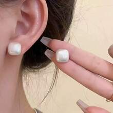 1 Đôi bông tai vuông đính đá kiểu Pháp cổ điển, thanh lịch dành cho nữ, bông tai vuông đính ngọc trai giả mới năm 2026, bông tai sang trọng mùa thu/đông. - Nhiều màu - Xem 4