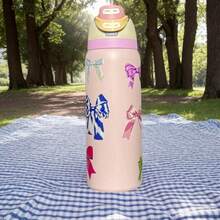 32oz Printed Insulated Water Bottles Features A Variety Of Eye-Catching Designs, Including Colorful Floral And Cartoon Patterns. The Portable Handle Fits Into Car Cup Holders, And The Large 32-Ounce Capacity Is Enough To Meet Your Hydration Needs Throughout The Day. It's A Stylish And Practical Drinking Companion For Commuting, The Office, Outdoor Camping, And Road Trips. - 粉色 - 查看 3