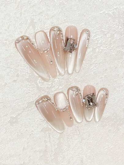 燕麦拿铁美甲贴片！10片手工制作，椭圆形长尖头设计，优雅闪亮的燕麦色侧光猫眼造型，饰以香槟色方形水钻，尽显精致优雅。适合日常佩戴、节日派对、度假风，约会必备，更能提亮肤色。可重复使用的手工按压式美甲套装，包含果冻胶和迷你指甲锉。美甲用品