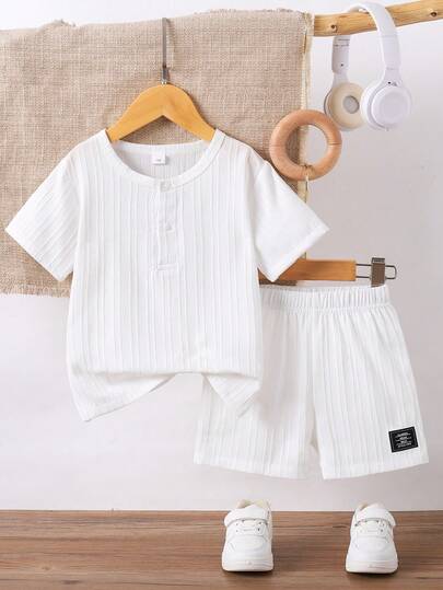 两件套夏季纯色圆领半开襟短袖T恤搭配字母贴布短裤，轻便透气，适合户外活动和日常穿着，男童服装