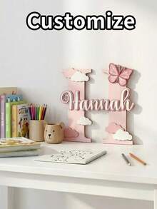 个性化木质姓名牌，带有首字母和可爱图标，适合儿童房装饰；可定制宝宝姓名墙牌，是儿童生日的理想之选，也是送给家人和朋友的完美礼物。