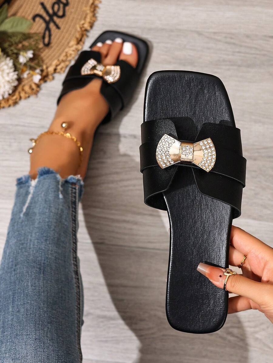 女士优雅蝴蝶结休闲沙滩复古户外哥特风纯色金属质感铆钉镂空字母时尚百搭方头黑色平底凉鞋，适合沙滩、婚礼、派对、办公室、居家、户外、夏季等场合。