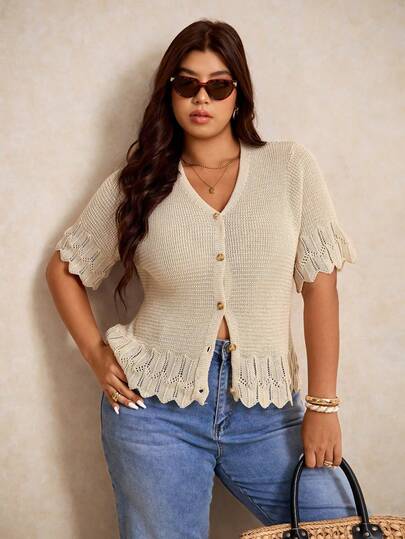 كارديجان محبوك بأكمام قصيرة للنساء ذوات الحجم الكبير من أمور، بياقة على شكل حرف V مزين بأزرار ذهبية وزهور مفرغة، بتصميم حافة مكشكشة ومفرغة على شكل مروحة في الذيل، قصة فضفاضة على شكل حرف A لإخفاء الجسم وإظهار الرشاقة، مناسب للعطلات الشاطئية والتنقلات اليومية والمناسبات الرسمية وارتداء المكتب للنساء