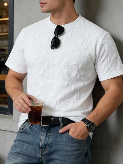 Áo thun nam cổ tròn màu trắng, chất liệu jacquard, thích hợp mặc đi làm, du lịch, nghỉ mát và các hoạt động ngoài trời. Phong cách tối giản thường ngày, lịch lãm thành thị, phong cách quý ông Anh Quốc.