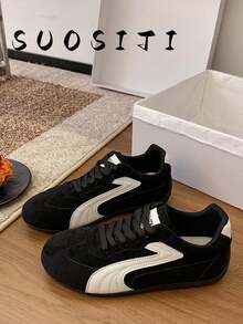 Women's Comfortable Lightweight Black Flat Non-Slip Outdoor Sports Casual Student Running Sneakers