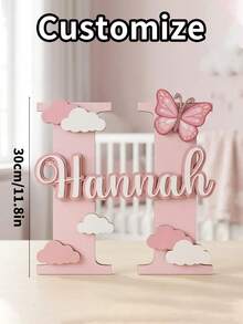 个性化木质姓名牌，带有首字母和可爱图标，适合儿童房装饰；可定制宝宝姓名墙牌，是儿童生日的理想之选，也是送给家人和朋友的完美礼物。