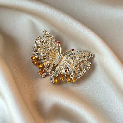 1枚闪亮锌合金蝴蝶胸针，适合女性在春、夏、秋、冬四季休闲佩戴。