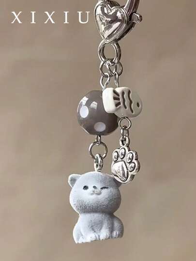 Un lindo colgante de llavero con forma de garra de gato de peluche para mujeres, un encantador dije de gato, perfecto para un look femenino.