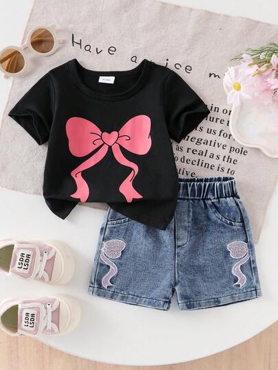 Set de 2 piezas para niña: Blusa de manga corta con cuello redondo y estampado de moño, y shorts vaqueros con bordado de moño