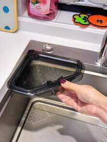 1个可调节夹式厨房水槽沥水篮 - 采用加厚塑料制成，可沥干食物/餐具残渣，清洗水果和蔬菜，无需工具即可轻松安装/清洁，节省空间 - 适合厨房水槽收纳，乔迁新居、母亲节、妇女节礼物 - 彩色 - 查看 3
