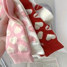 4双装女士可爱百搭中筒袜，饰有心形和字母图案，适合日常穿着和情人节。 - 彩色 - 查看 3