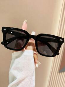 一副男女通用复古方形太阳镜，适合派对、旅行、音乐节、运动、驾驶、节日、海滩、郊游、夏季配饰、度假、家庭出游、高尔夫、徒步旅行、优雅着装、街头风格配饰、运动、户外活动、街头风格、钓鱼、假日、假期 - 黑灰 - 查看 2