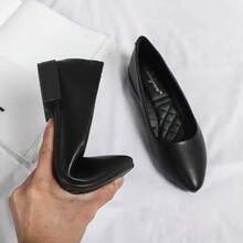 Zapatos de Trabajo de Tacón Bajo y Suela Suave Vintage para Mujeres 2025 Primavera y Otoño, Versátiles, de Punta, Casuales, de Boca Poco Profunda - Negro - Ver 1