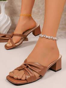Sandalias de mujer con tira cruzada y punta cuadrada - Chanclas de tacón grueso de verano disponibles en anchos amplios - Marrón - Ver 10
