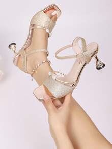 银色分趾方头高跟凉鞋，适合女性；单带细跟高跟鞋，适合夏季；时尚凉鞋，适合女性户外穿着。 - 金色 - 查看 1