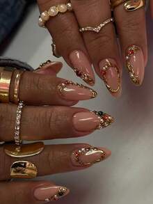 10片手工杏仁形美甲贴纸，饰以不对称3D金色线条和彩色水钻。这些美甲贴纸采用手工绘制的不对称3D金色线条和闪亮的彩色水钻，完美平衡了优雅与浪漫。简约而精致的设计散发出低调奢华而又略带性感的气息。 - 彩色 - 查看 2